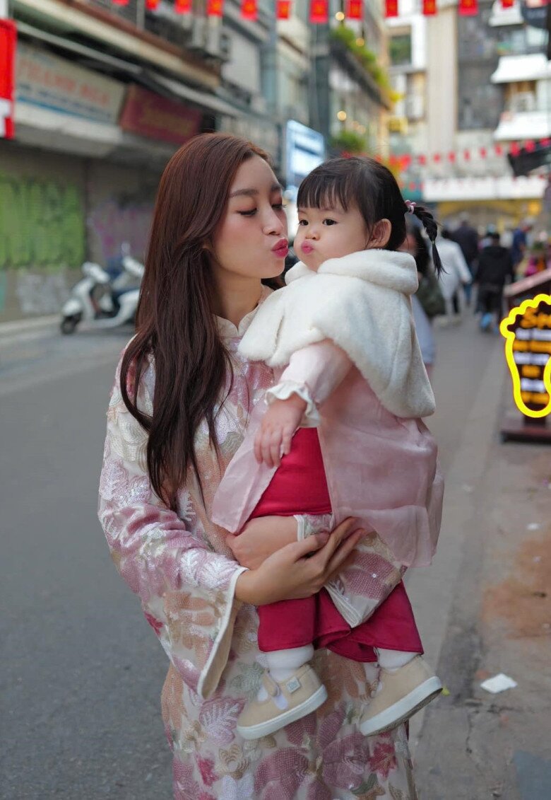 Mẹ là Hoa hậu, bố là Chủ tịch, con gái Đỗ Mỹ Linh mới 2 tuổi đã “ra dáng” tiểu thư hào môn, thông minh vượt trội - 8