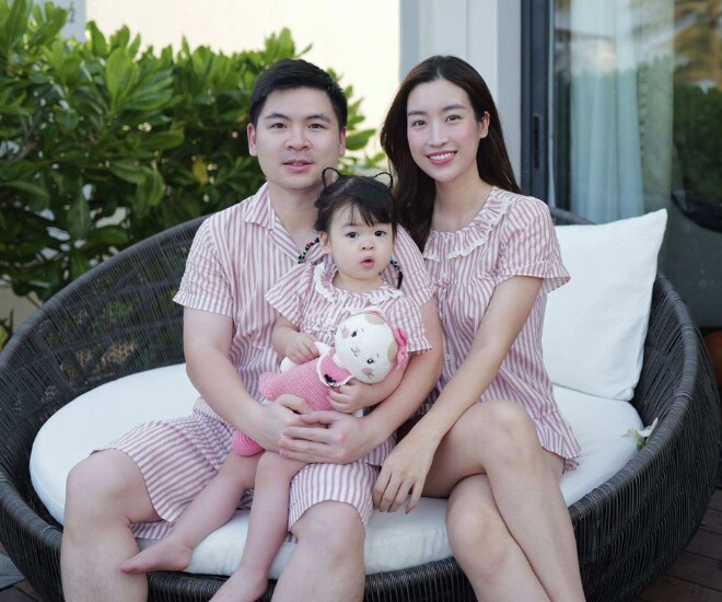 Mẹ là Hoa hậu, bố là Chủ tịch, con gái Đỗ Mỹ Linh mới 2 tuổi đã “ra dáng” tiểu thư hào môn, thông minh vượt trội - 1