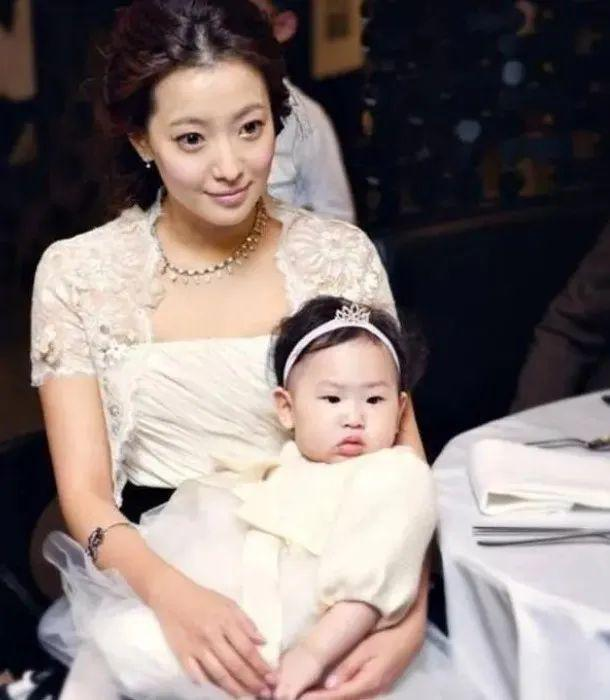 Mẹ là mỹ nhân đẹp nhất nước nhưng con gái sinh ra bị chê bai ngoại hình, cái kết sau 16 năm đứa trẻ trưởng thành - 2