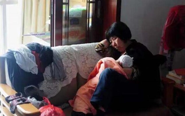 Mẹ phát hiện lưng con ngày càng biến dạng, biết nguyên nhân do thói quen của bà nội, người mẹ hối hận - 2