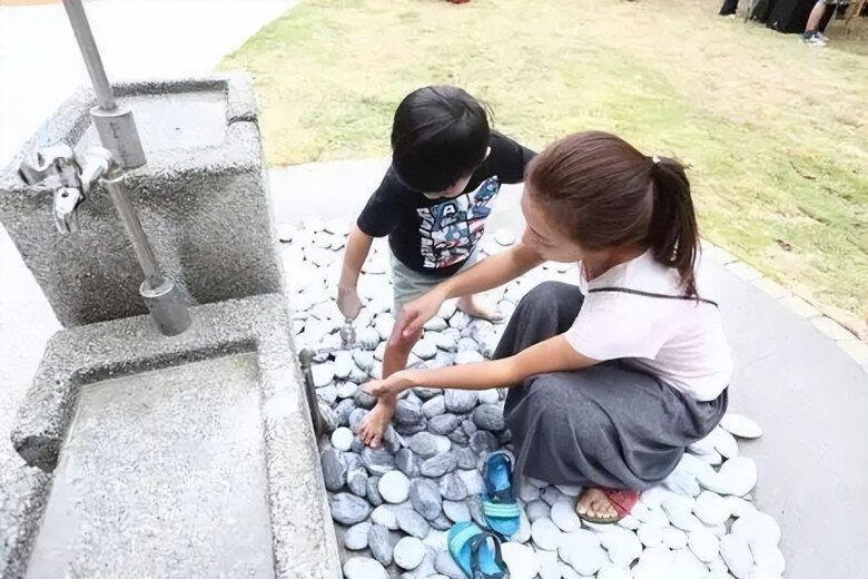 Mẹ phát hiện trên đầu con xuất hiện một lỗ sâu kỳ lạ liền đưa đi khám, đến bệnh viện bác sĩ nói: “Đứa trẻ quá may mắn” - 3