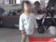 Yêu con - Người mẹ đi làm xa nhà gửi con cho bà, xem camera thấy đứa trẻ thường xuyên run rẩy, sự thật đau lòng