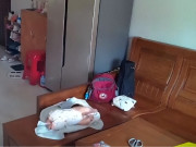 Yêu con - Tăng ca mẹ gửi con 3 tháng tuổi cho bà chăm, lúc kiểm tra camera thấy cảnh tượng hãi hùng ở phòng khách