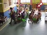 Yêu con - Con gái 3 tuổi bị bỏ đói, mẹ đến trường mẫu giáo kiện, phản ứng của cô giáo gây phẫn nộ