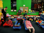 Yêu con - Cô gái Việt làm giáo viên mầm non ở Canada, tiết lộ học sinh ngủ trưa vẫn đi giày đầy đủ, lý do khiến cõi mạng trầm trồ