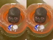 Yêu con - Tắm trong bể bơi, bé trai sơ sinh mặt biến sắc đen như than, lý do gây tranh cãi