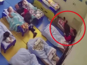 Yêu con - Camera ghi lại giờ ngủ trưa ở trường mầm non, hành động giáo viên làm với bé gái khiến hiệu trưởng bị kiện