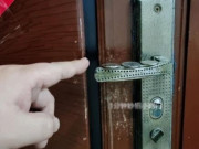 Nhà đẹp - Mỗi lần đến nhà họ hàng giàu có đều thấy trước cửa nhà đặt một đồng xu, biết lý do tôi liền học theo