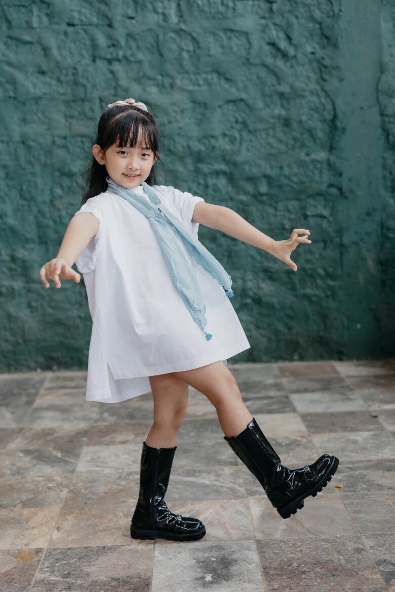 “Mợ chảnh” con gái Khánh Thi lúc nhỏ sinh non phải nằm lồng kính, giờ 7 tuổi cao lớn trắng xinh, mặt đẹp như mỹ nhân - 7