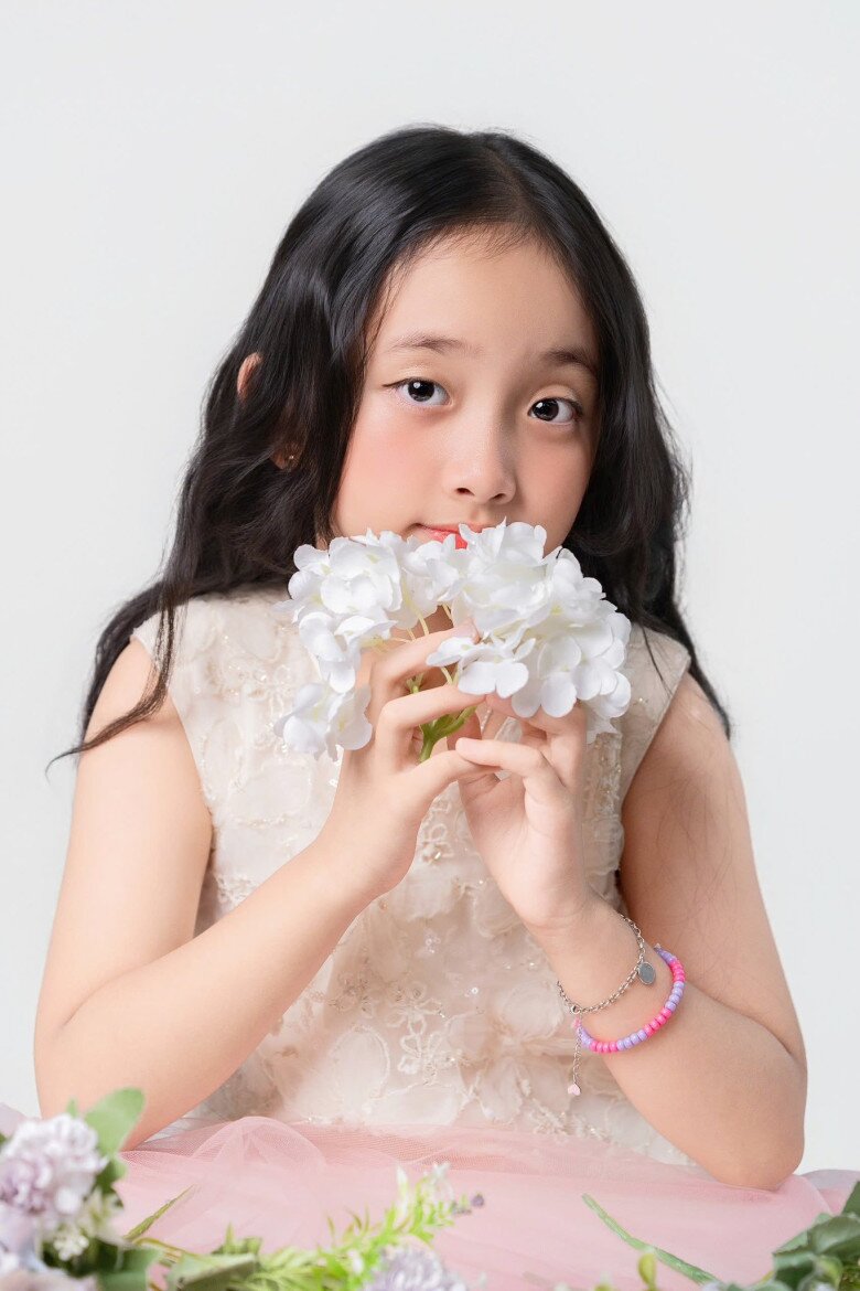 Bộ ảnh với nhan sắc xinh như mỹ nhân của con gái Khánh Thi - Phan Hiển.