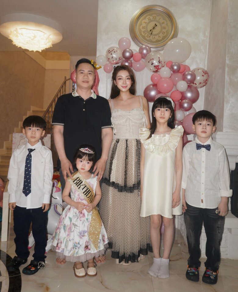Nàng “cựu Hoa khôi” phải lòng chàng Việt Kiều, làm mẹ 4 con đẹp hút mắt, ra đường bị nhầm là sinh viên Đại học - 4