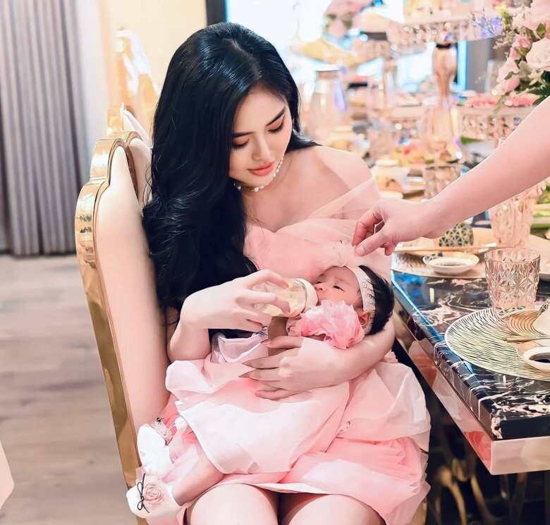 Á hậu quê Khánh Hòa 2 lần vất vả IVF sinh con cho nhà hào môn, ở ẩn nuôi dạy con quá khéo nên bố mẹ chồng cưng như trứng - 3
