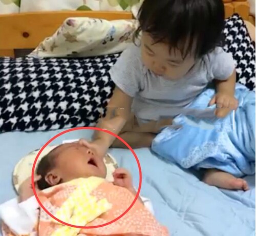 Nghe tiếng con khóc giữa đêm, người mẹ giật mình tỉnh giấc, vừa bật đèn phát hiện con lớn có hành động không ngờ với em sơ sinh - 2
