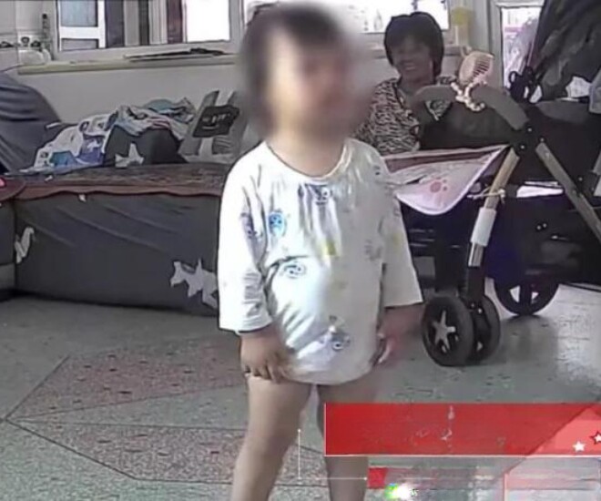 Người mẹ đi làm xa nhà gửi con cho bà, xem camera thấy đứa trẻ thường xuyên run rẩy, sự thật đau lòng - 1