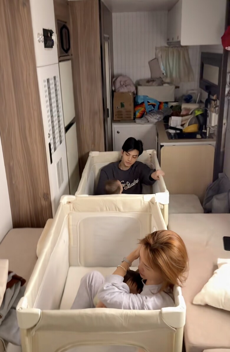 Phú bà Việt Lucie Nguyễn đưa 2 con gái ra Hà Nội xem diễu binh A80, vượt 1700km bằng nhà xe di động gây choáng - 9