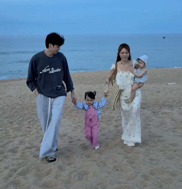 Phú bà Việt Lucie Nguyễn đưa 2 con gái ra Hà Nội xem diễu binh A80, vượt 1700km bằng nhà xe di động gây choáng - 10