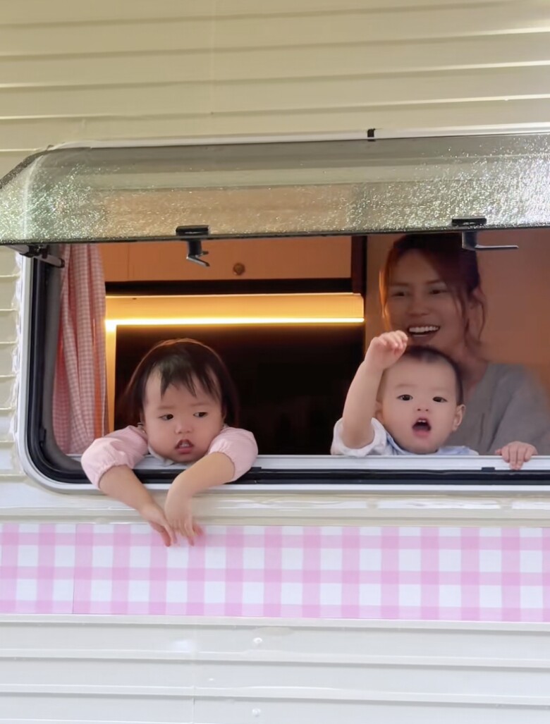 Phú bà Việt Lucie Nguyễn đưa 2 con gái ra Hà Nội xem diễu binh A80, vượt 1700km bằng nhà xe di động gây choáng - 7
