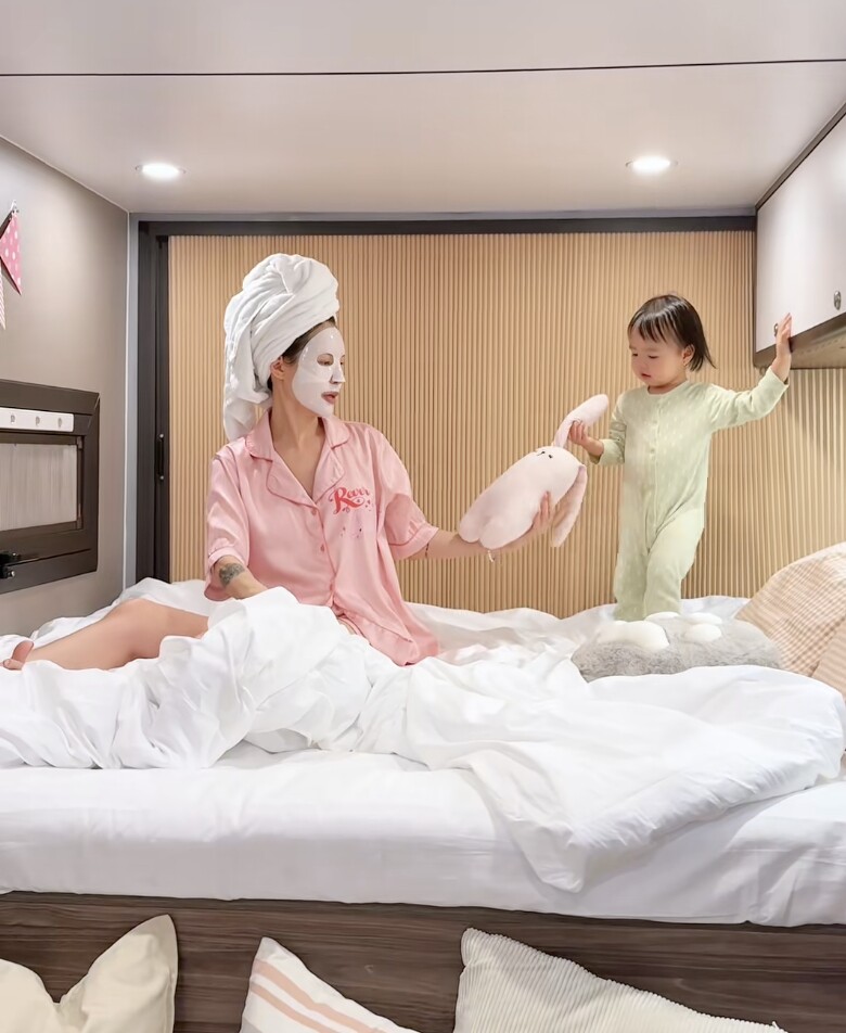 Phú bà Việt Lucie Nguyễn đưa 2 con gái ra Hà Nội xem diễu binh A80, vượt 1700km bằng nhà xe di động gây choáng - 6