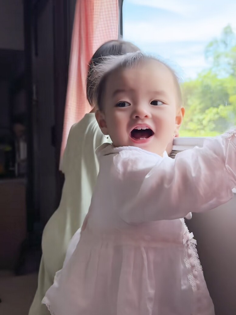 Phú bà Việt Lucie Nguyễn đưa 2 con gái ra Hà Nội xem diễu binh A80, vượt 1700km bằng nhà xe di động gây choáng - 8
