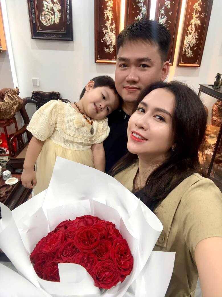 Trưởng ban phụ huynh lớp có xích mích với Phương Oanh gây bão MXH: Ngoài đời làm Thiếu tá Công an, sinh 2 con hệt chồng cùng ngành - 11