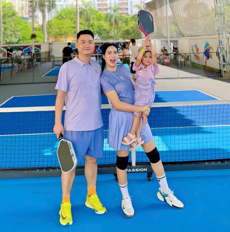 Trưởng ban phụ huynh lớp có xích mích với Phương Oanh gây bão MXH: Ngoài đời làm Thiếu tá Công an, sinh 2 con hệt chồng cùng ngành - 8