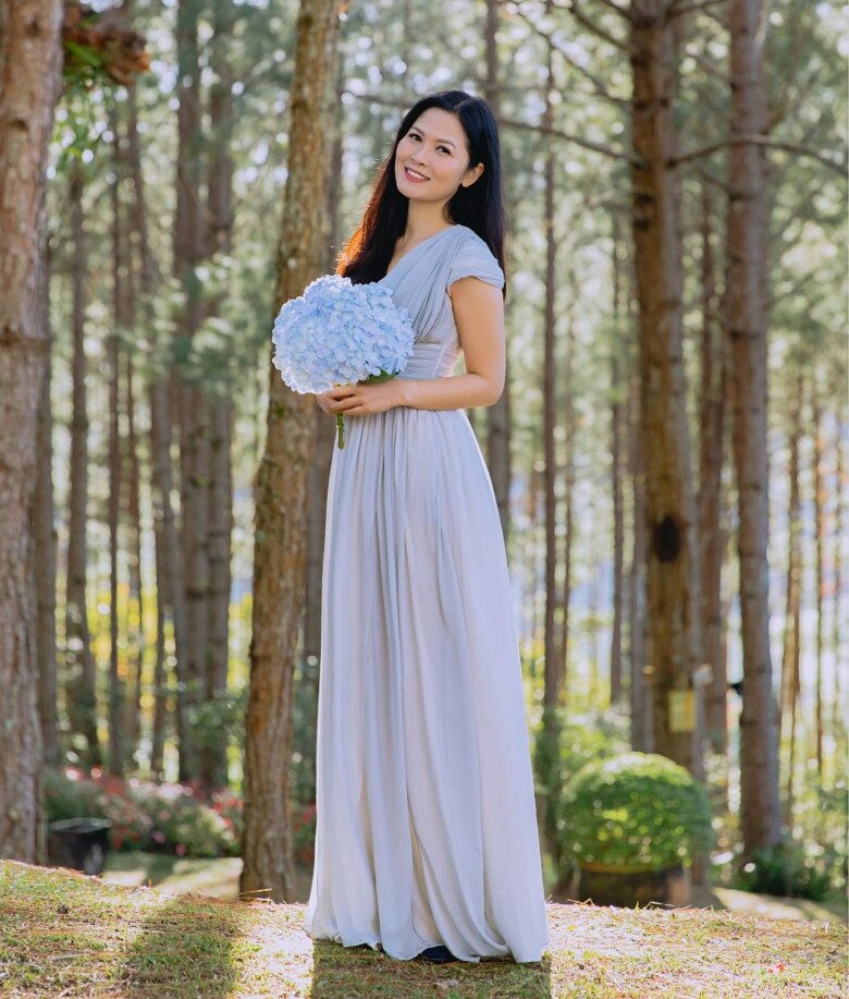 NSƯT là Thứ trưởng Bộ ngoại giao trong amp;#34;Mưa đỏamp;#34; ngoài đời làm mẹ đơn thân, U50 xinh đẹp amp;#34;tràn màn hìnhamp;#34; - 3