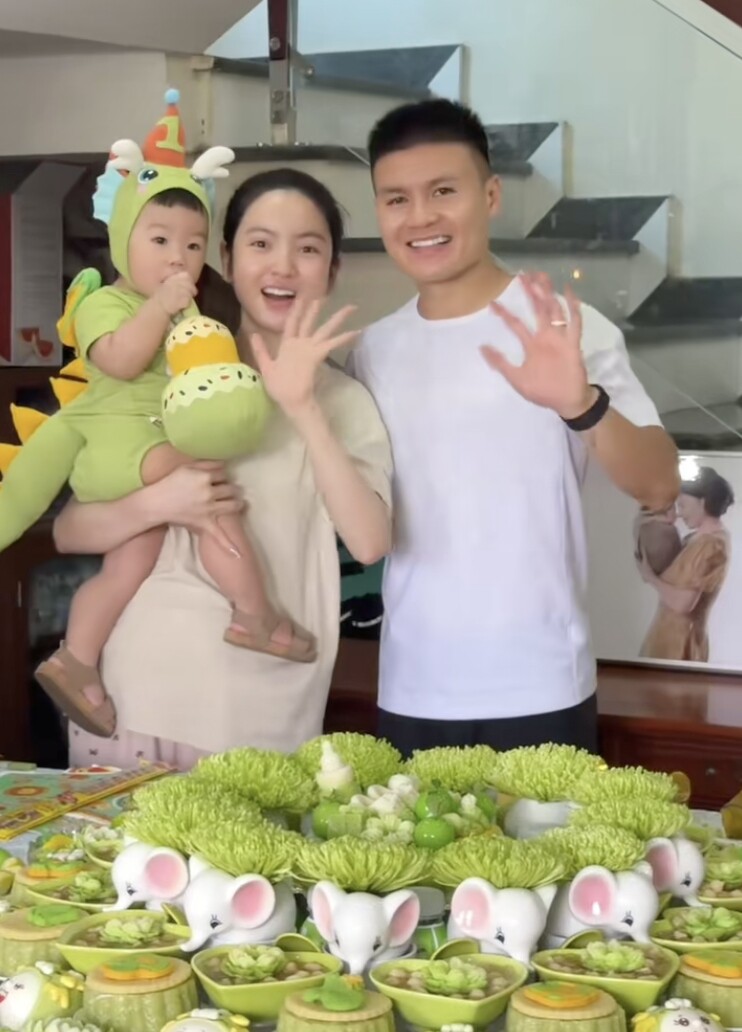 Quang Hải - Chu Thanh Huyền làm tiệc thôi nôi cho con trai Lido, mâm cúng tuyệt đẹp, nhìn kỹ toàn vàng - 1