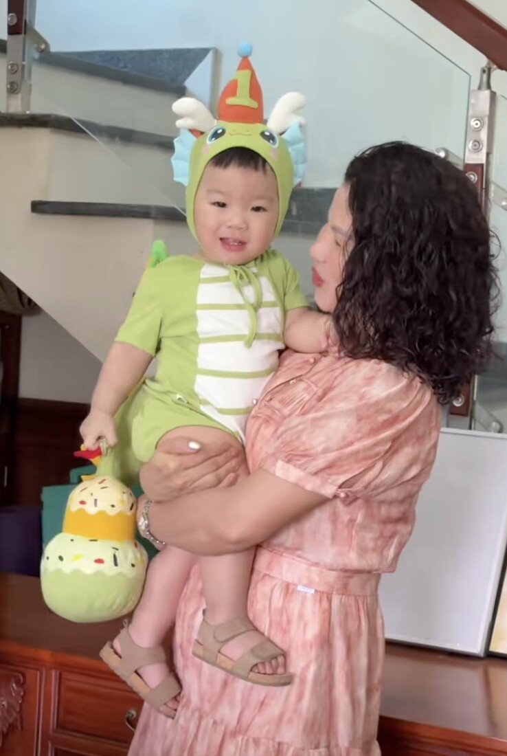 Quang Hải - Chu Thanh Huyền làm tiệc thôi nôi cho con trai Lido, mâm cúng tuyệt đẹp, nhìn kỹ toàn vàng - 7