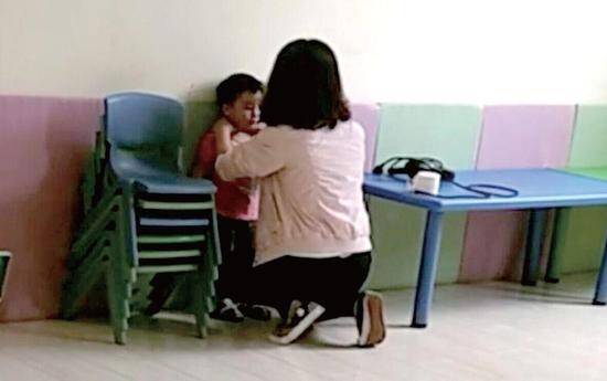 Sau giấc ngủ trưa ở trường mẫu giáo, người mẹ phát hiện mông con có nhiều vết bầm tím, biết lý do liền kiện hiệu trưởng - 2
