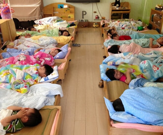 Sau giấc ngủ trưa ở trường mẫu giáo, người mẹ phát hiện mông con có nhiều vết bầm tím, biết lý do liền kiện hiệu trưởng - 1