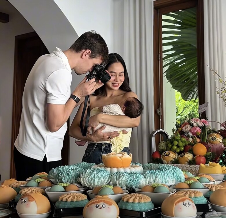Sinh con lai với chồng Tây, cô giáo của Hồ Ngọc Hà làm 2 mâm cúng đầy tháng cho con đẹp hút mắt - 2