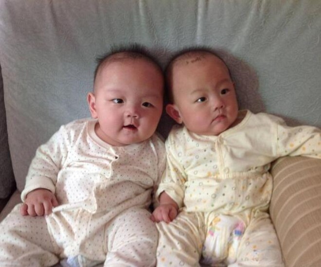 Sinh đôi nhưng diện mạo khác nhau, một bé da đen một bé da trắng, chồng lén vợ xét nghiệm ADN, kết quả khó tin - 1