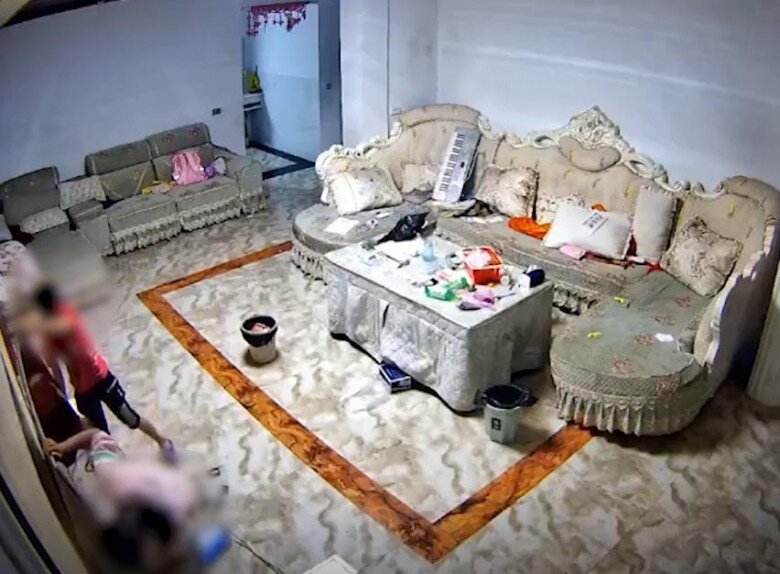 Thấy con nghỉ hè toàn ở nhà xem phim, bố tức giận đập vỡ tivi, phản ứng của đứa trẻ khiến MXH lo lắng - 4