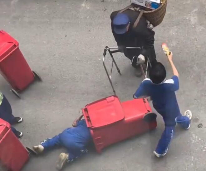 Thấy con trai trên đường đi học về bỗng chui vào thùng rác lục lọi, mẹ chết lặng và cái kết khiến nhiều người xúc động - 1