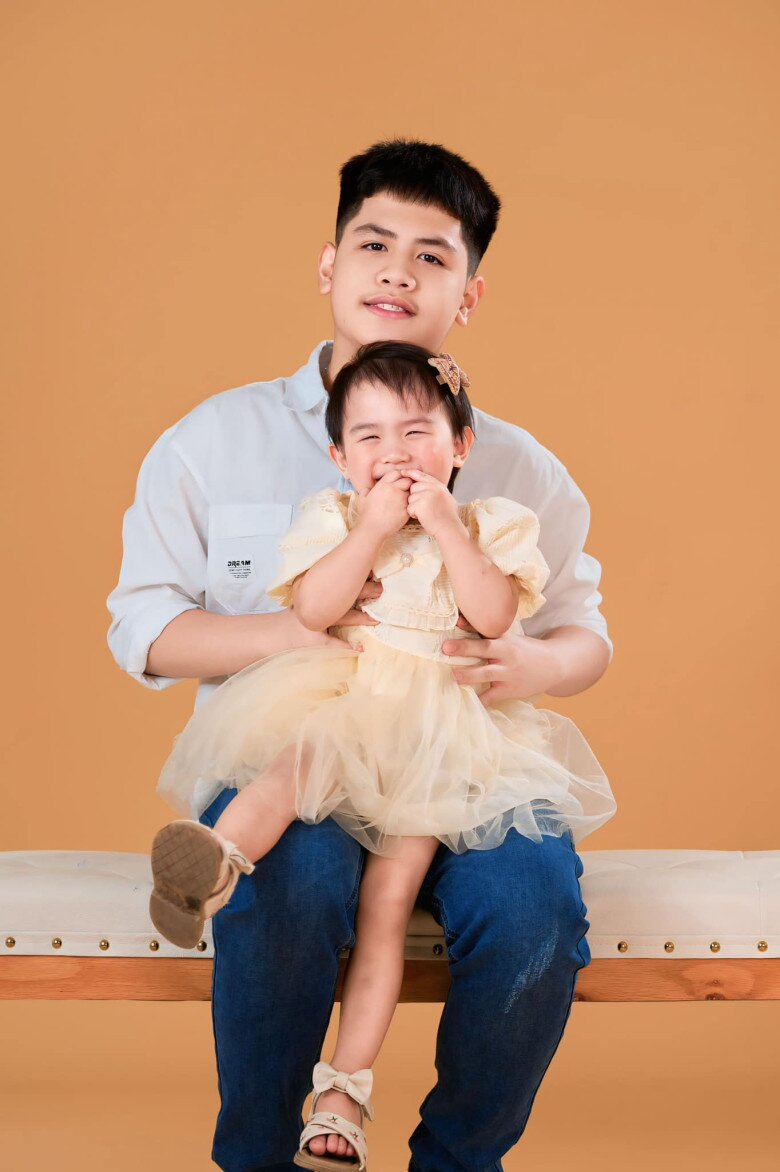 Trưởng ban phụ huynh lớp có xích mích với Phương Oanh gây bão MXH: Ngoài đời làm Thiếu tá Công an, sinh 2 con hệt chồng cùng ngành - 12