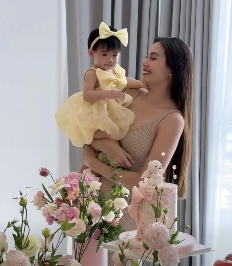 Võ Hoàng Yến làm tiệc thôi nôi cho con gái quốc tịch Mỹ không thiếu thứ gì, mâm cúng tone hồng tuyệt đẹp - 1