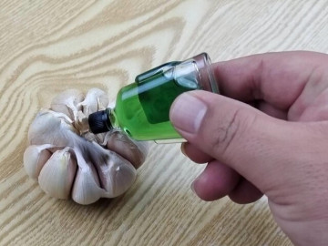Cứ đến hè là mẹ chồng nhỏ ít dầu gió lên tỏi, tôi học theo và kết quả không ngờ
