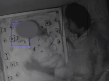 Mẹ phát hiện đoạn camera con 3 tháng tuổi bị bảo mẫu bạo hành, lời khai của kẻ thủ ác gây phẫn nộ