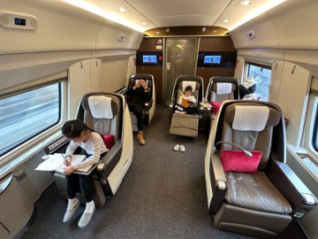 Bức ảnh chụp 2 đứa trẻ ngồi hạng thương gia gây sốt cõi mạng, nhiều người xem mà ngẫm tương lai "con nhà giàu"