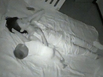 Có cô giúp việc con gái tối nào cũng ngủ sớm, tôi nghi ngờ lén đặt camera, biết lý do tôi tăng lương 20 triệu/tháng