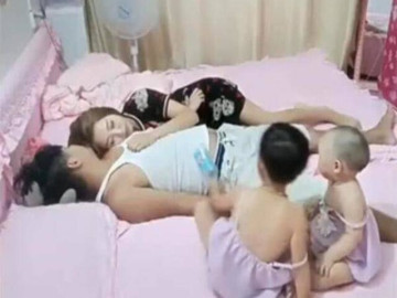 Cặp vợ chồng ôm nhau ngủ trước mặt con, phản ứng sau đó của hai chị em sơ sinh không ai ngờ đến