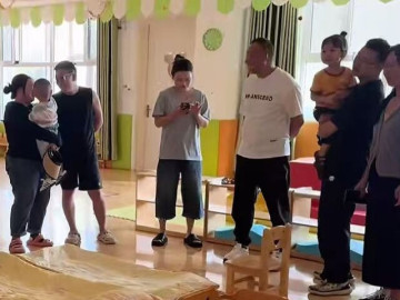 Chồng đến trường đón con mãi không thấy về, vợ sốt ruột gọi cho cô giáo thì ngã ngửa được xem lại camera