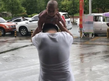 Bức ảnh chụp hành động bế con gái nhỏ đưa lên đầu gây xôn xao, ông bố bị dân mạng chỉ trích dữ dội