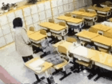 Đoạn video khó hiểu cảnh nữ giáo viên đứng giảng bài trong phòng học trống giữa đêm