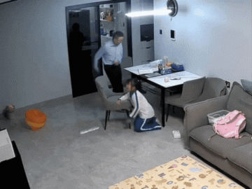 Bé gái đang ngồi học giữa đêm thì đột ngột ngã xuống đất, người bố đứng cười khiến cõi mạng xôn xao