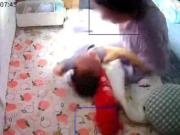 Thấy con ngủ tư thế lạ, người mẹ đau lòng phát hiện con 3 tháng tuổi bị giúp việc bạo hành, nhồi nhét ti giả vào miệng