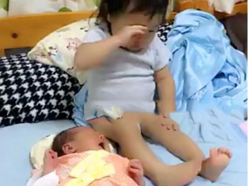 Nghe tiếng con khóc giữa đêm, người mẹ giật mình tỉnh giấc, vừa bật đèn phát hiện con lớn có hành động không ngờ với em sơ sinh
