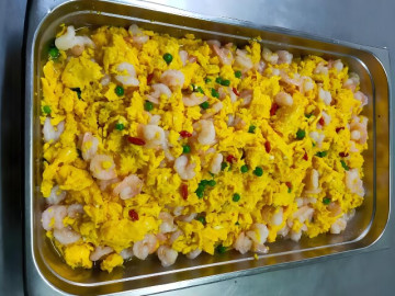 Trường tiểu học Trung Quốc nấu trứng xào tôm cho học sinh, ăn xong bọn trẻ gọi về nhà cầu cứu bố mẹ