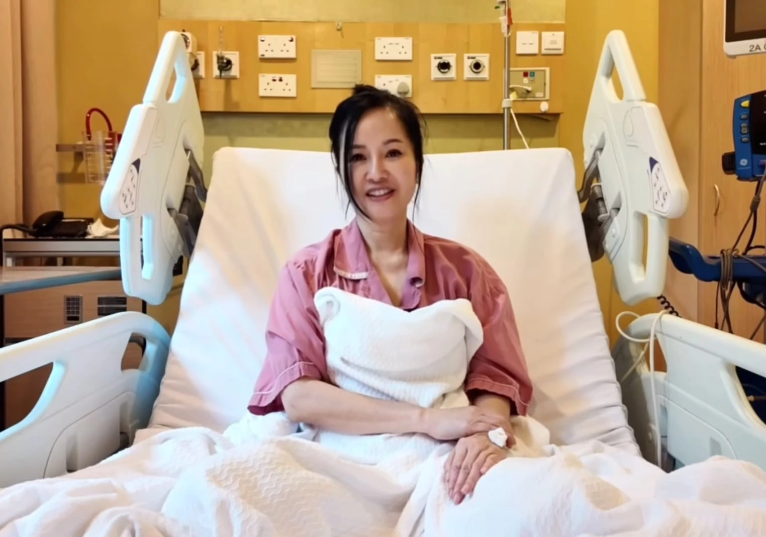 Hình ảnh nữ diva trên giường bệnh được chính cô chia sẻ vào đầu năm 2025 gây xôn xao showbiz Việt.