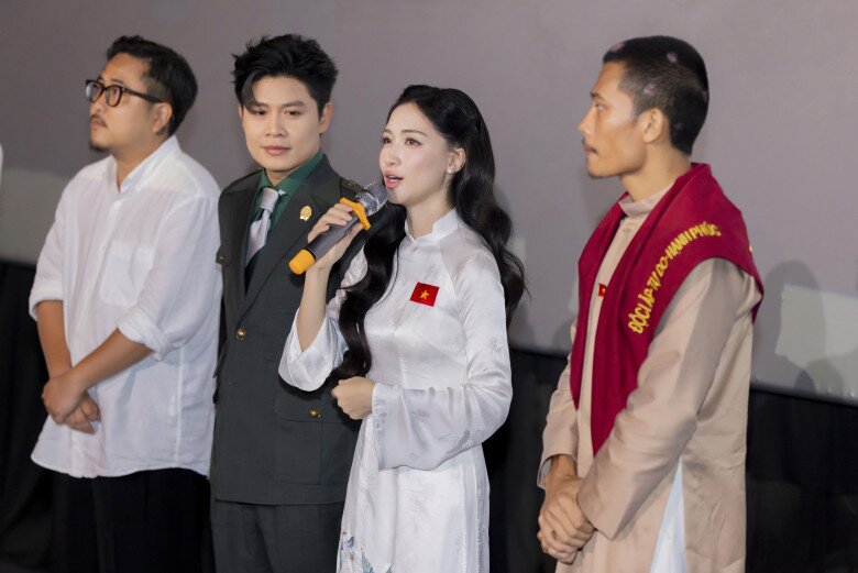 “Nỗi đau giữa hòa bình” là ca khúc chủ đề cách mạng, ca ngợi sự hy sinh lớn lao của những người vợ, người mẹ Việt Nam anh hùng có chồng, con hy sinh nơi chiến trường “quyết tử cho Tổ quốc quyết sinh”. 
